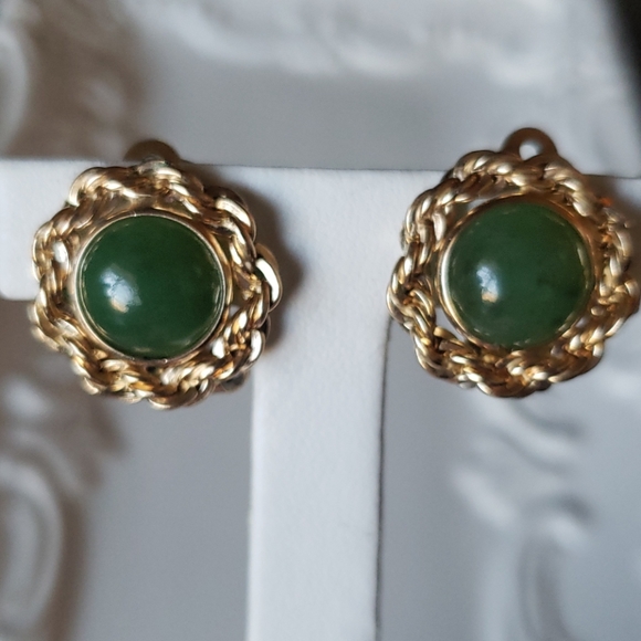 Jade cabochon 12kt gold filled clip earrings - Picture 3 of 5